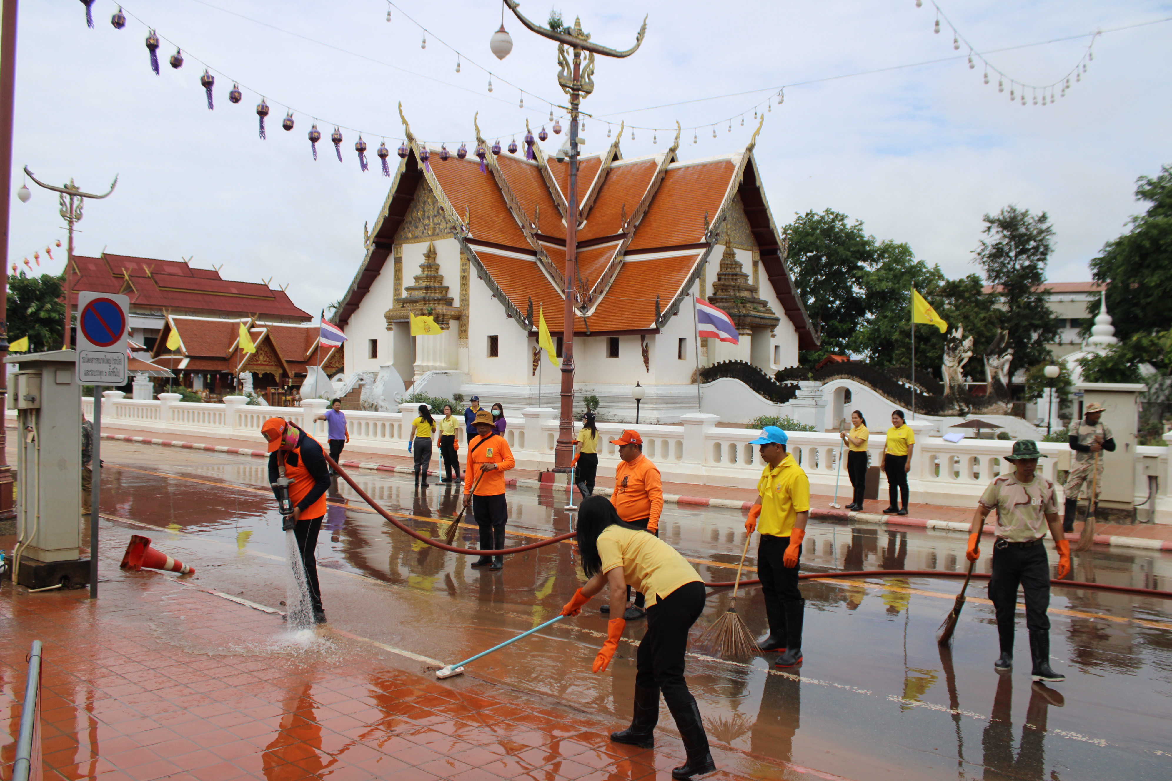 พช.น่าน ร่วมกิจกรรม “Big Cleaning Day” ฟื้นฟูเมืองน่านหลังน้ำลด โดยการสนับสนุนจากมูลนิธิอาสาเพื่อนพึ่ง (ภาฯ) ยามยาก สภากาชาดไทย
