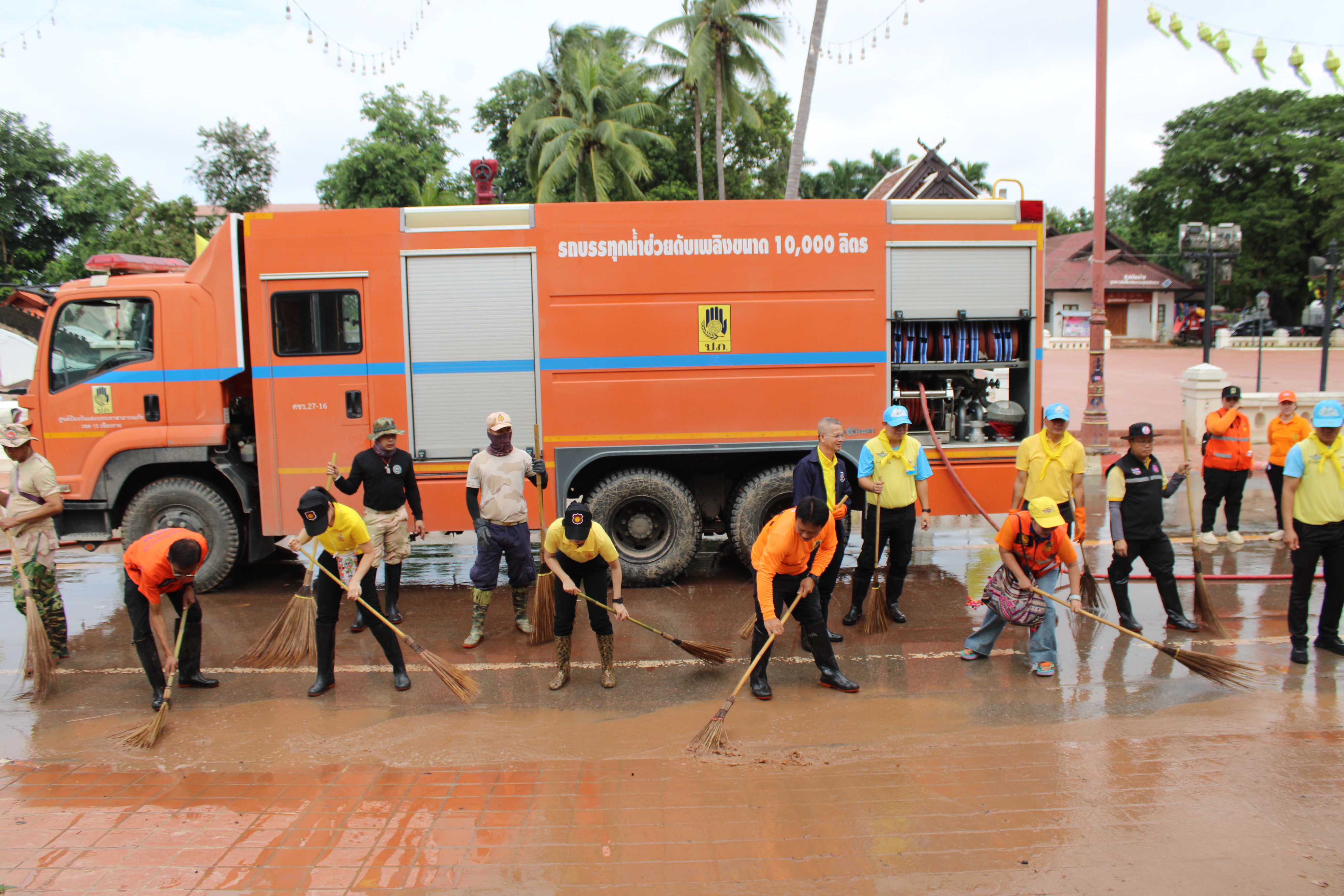 พช.น่าน ร่วมกิจกรรม “Big Cleaning Day” ฟื้นฟูเมืองน่านหลังน้ำลด โดยการสนับสนุนจากมูลนิธิอาสาเพื่อนพึ่ง (ภาฯ) ยามยาก สภากาชาดไทย
