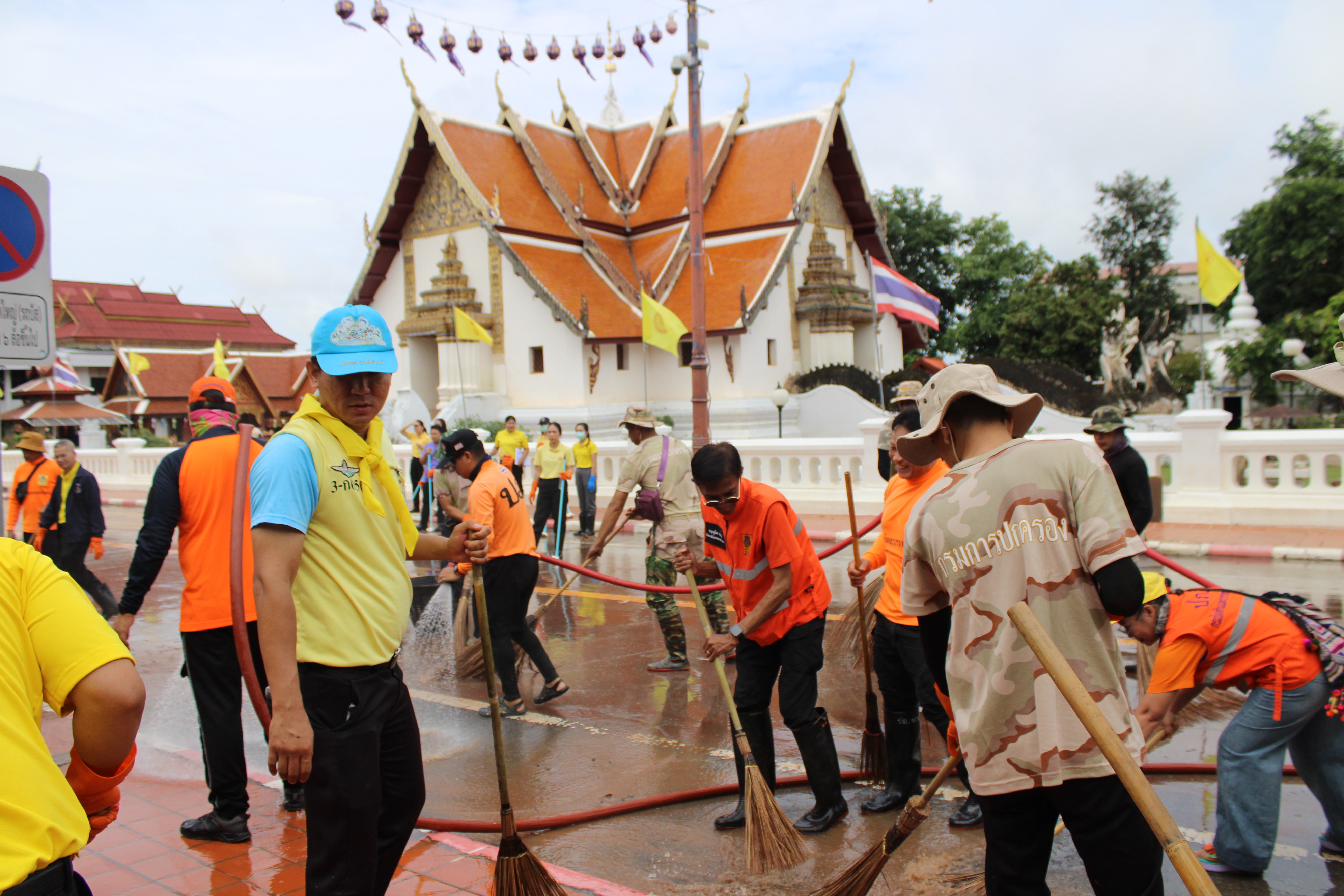 พช.น่าน ร่วมกิจกรรม “Big Cleaning Day” ฟื้นฟูเมืองน่านหลังน้ำลด โดยการสนับสนุนจากมูลนิธิอาสาเพื่อนพึ่ง (ภาฯ) ยามยาก สภากาชาดไทย