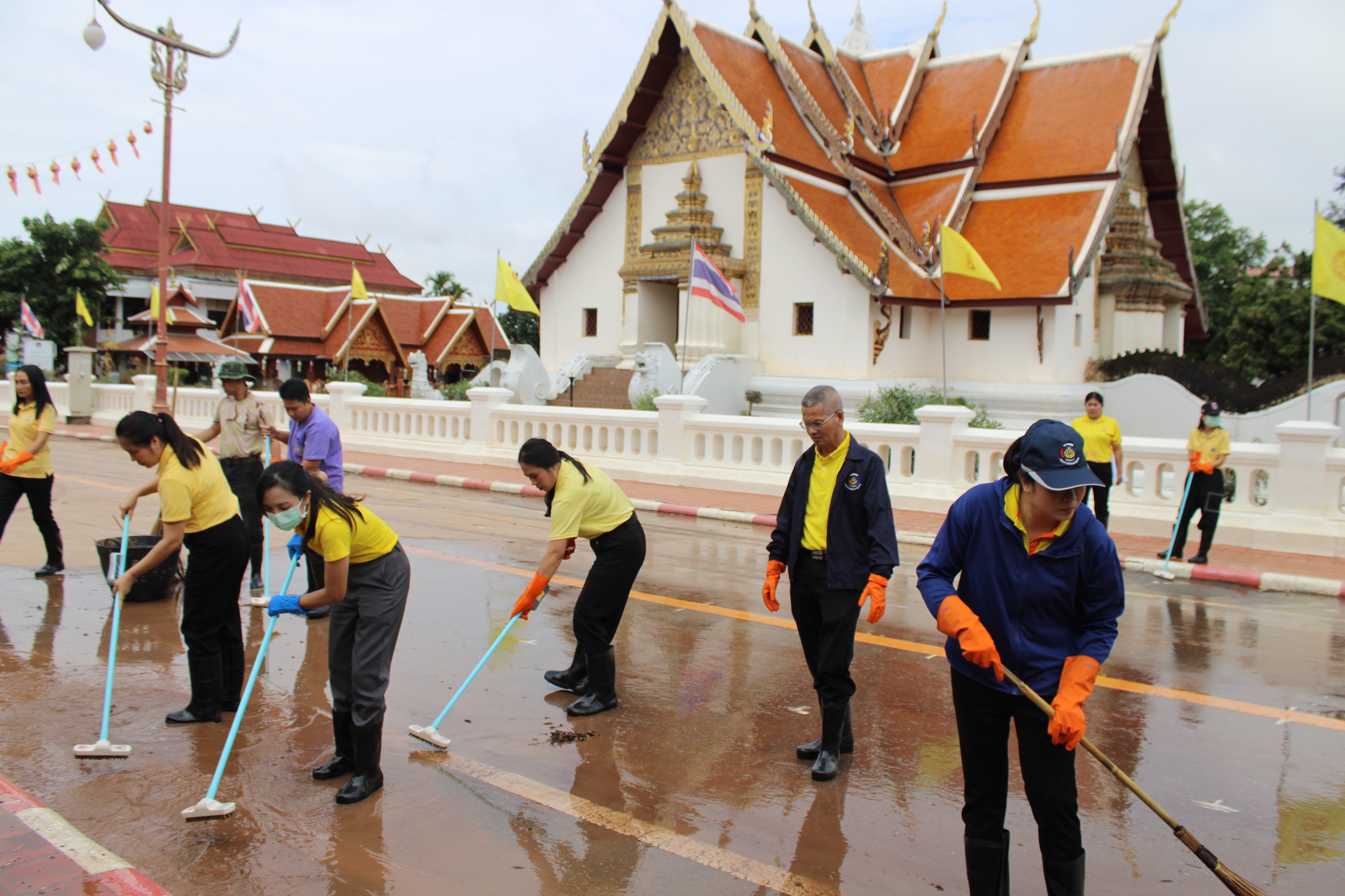 พช.น่าน ร่วมกิจกรรม “Big Cleaning Day” ฟื้นฟูเมืองน่านหลังน้ำลด โดยการสนับสนุนจากมูลนิธิอาสาเพื่อนพึ่ง (ภาฯ) ยามยาก สภากาชาดไทย