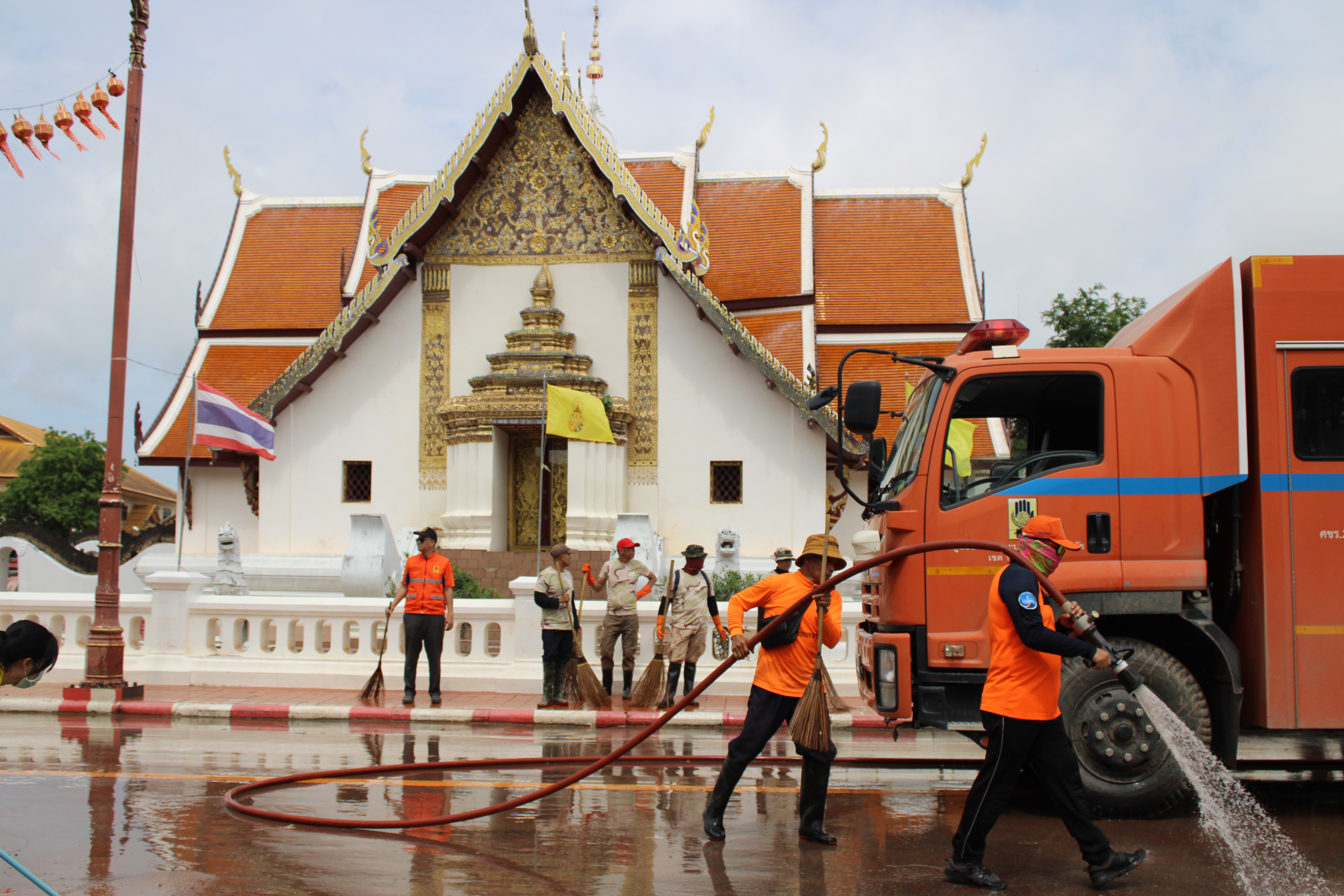 พช.น่าน ร่วมกิจกรรม “Big Cleaning Day” ฟื้นฟูเมืองน่านหลังน้ำลด โดยการสนับสนุนจากมูลนิธิอาสาเพื่อนพึ่ง (ภาฯ) ยามยาก สภากาชาดไทย