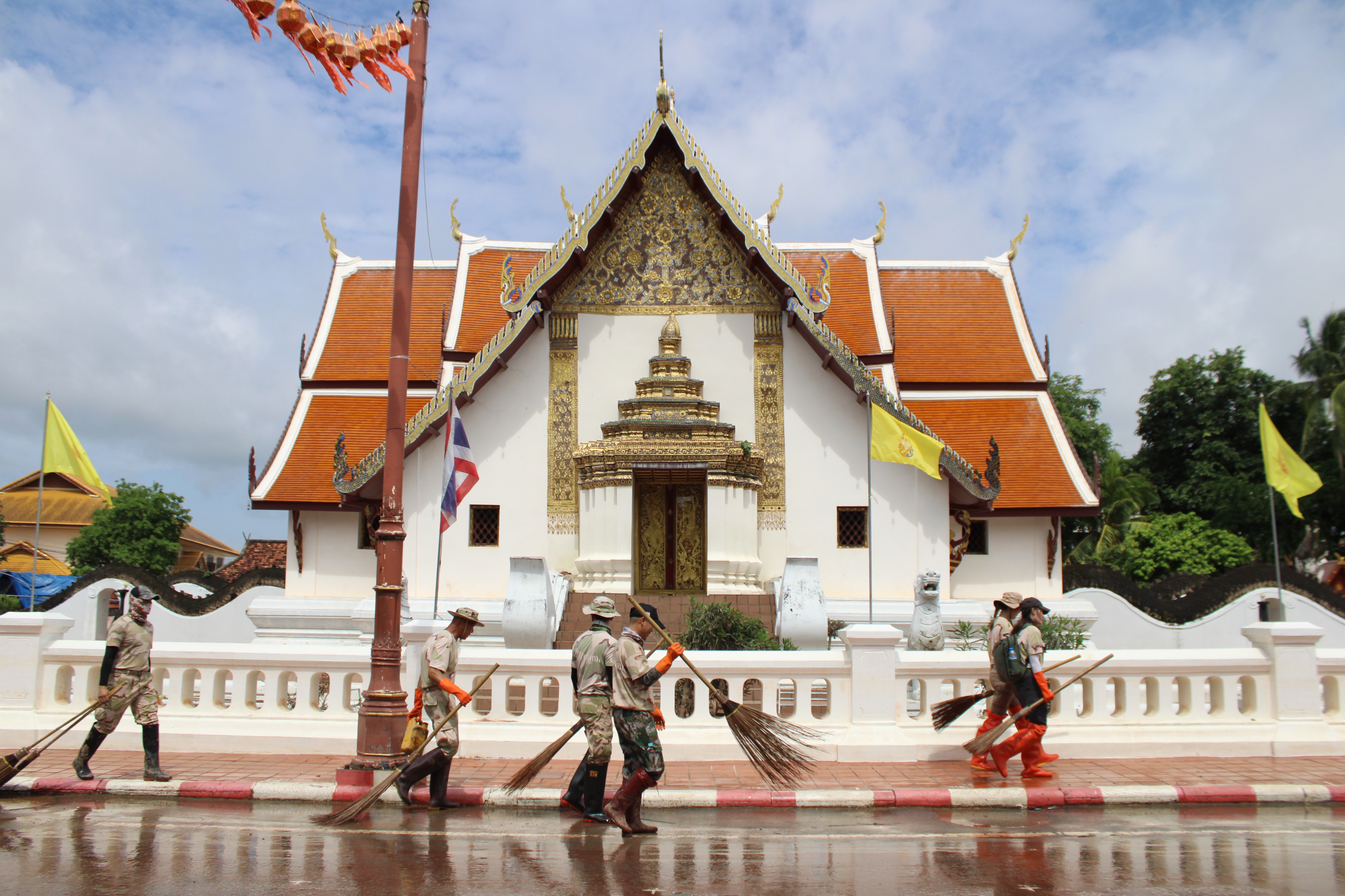 พช.น่าน ร่วมกิจกรรม “Big Cleaning Day” ฟื้นฟูเมืองน่านหลังน้ำลด โดยการสนับสนุนจากมูลนิธิอาสาเพื่อนพึ่ง (ภาฯ) ยามยาก สภากาชาดไทย