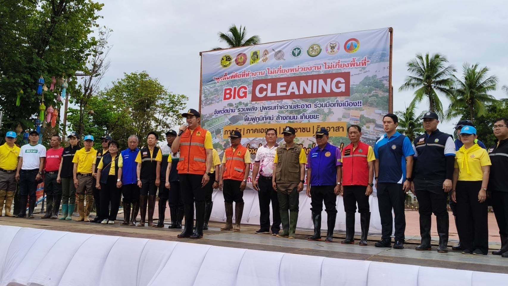 พช.น่าน ร่วมกิจกรรม “Big Cleaning Day” ฟื้นฟูเมืองน่านหลังน้ำลด โดยการสนับสนุนจากมูลนิธิอาสาเพื่อนพึ่ง (ภาฯ) ยามยาก สภากาชาดไทย