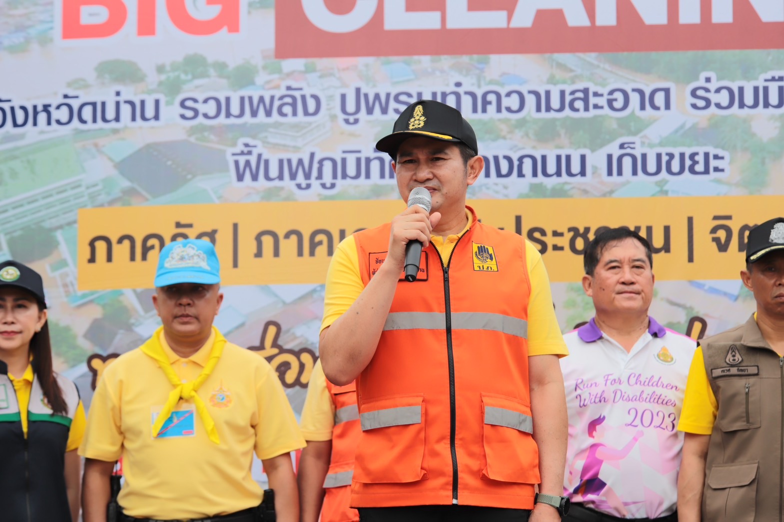 พช.น่าน ร่วมกิจกรรม “Big Cleaning Day” ฟื้นฟูเมืองน่านหลังน้ำลด โดยการสนับสนุนจากมูลนิธิอาสาเพื่อนพึ่ง (ภาฯ) ยามยาก สภากาชาดไทย