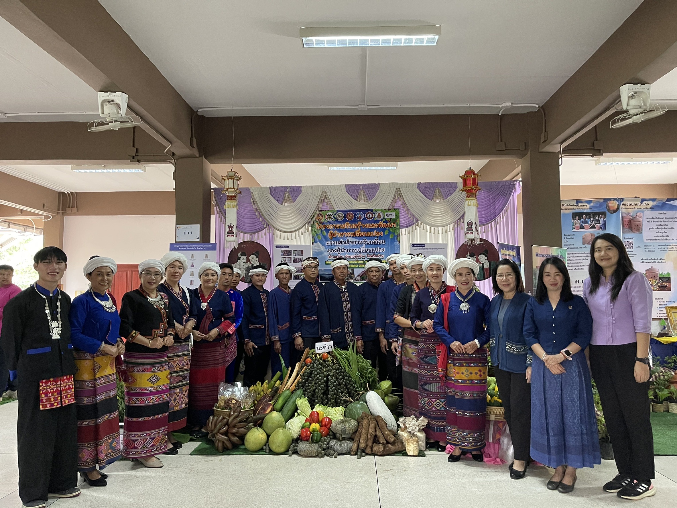 พช.น่าน นำผู้นำชุมชน ตำบลงอบ อำเภอทุ่งช้าง ร่วมนำเสนอความสำเร็จโครงการสร้างความมั่นคงทางอาหาร ในงานมหกรรมผู้นำการเปลี่ยนแปลงระดับศูนย์ฯ ลำปาง
