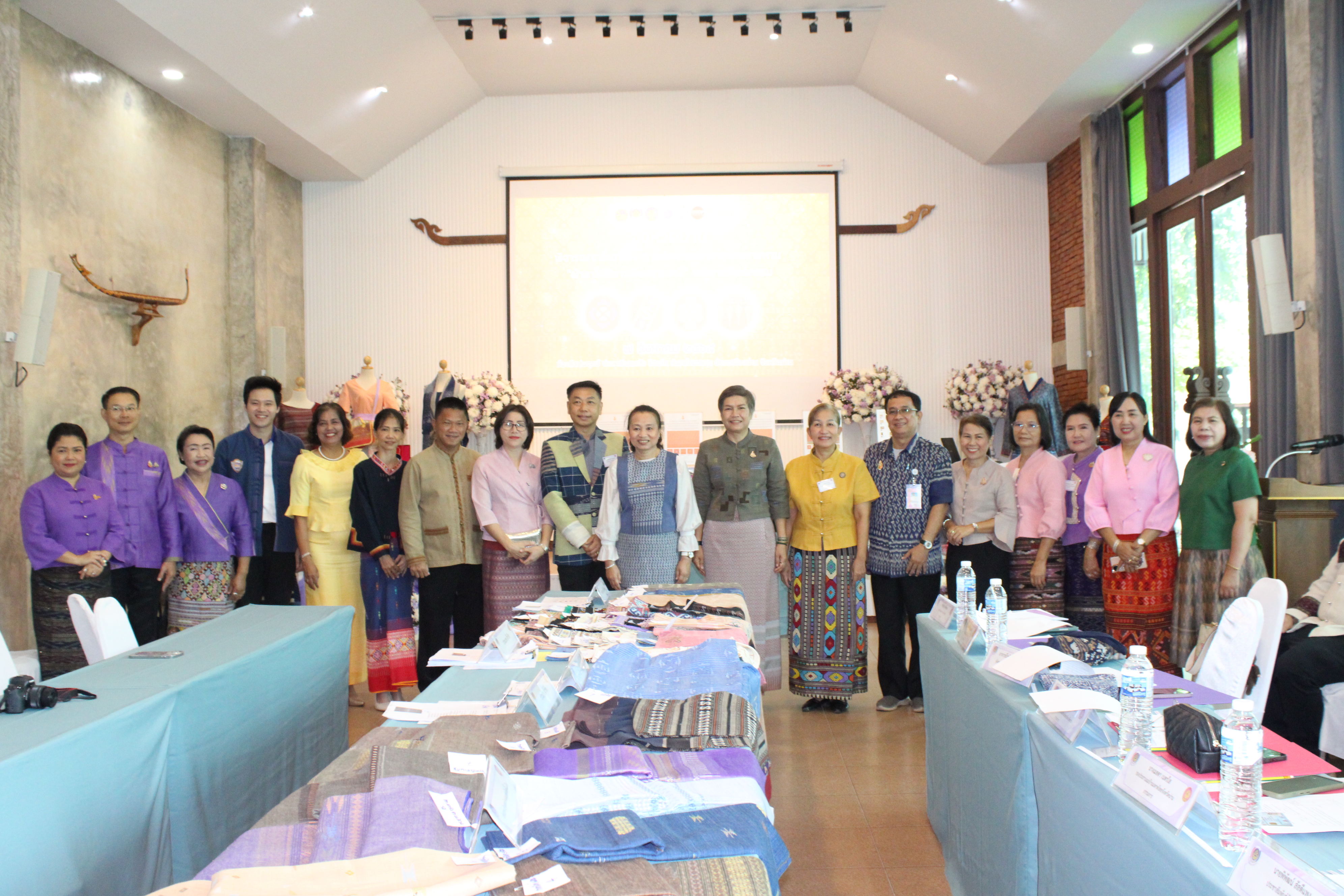 จังหวัดน่าน จัดกิจกรรมประกวดผ้าลายพระราชทาน “ผ้าลายศิริราชพัสตราภรณ์” และงานหัตถกรรมระดับจังหวัด ประจำปี 2568