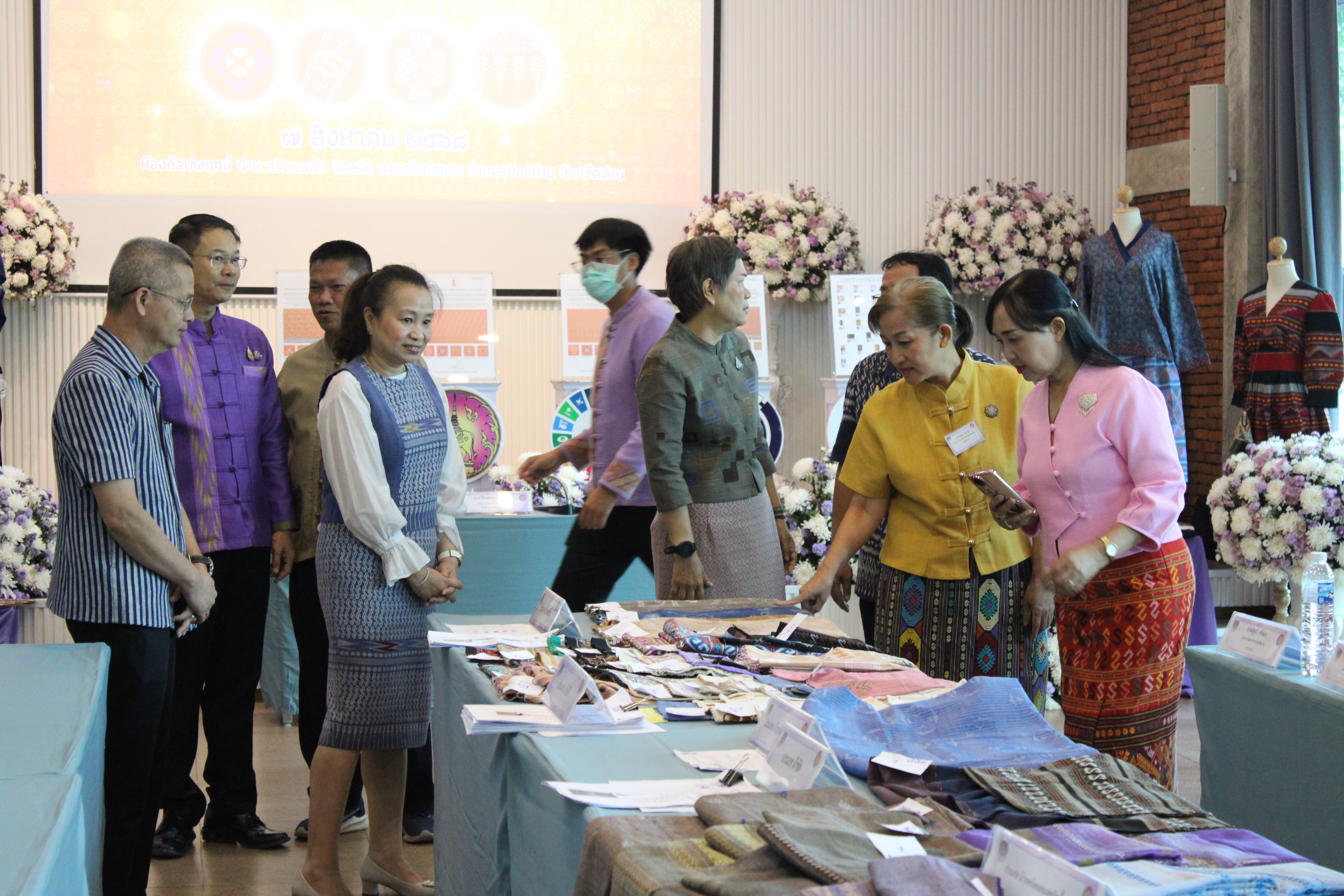 จังหวัดน่าน จัดกิจกรรมประกวดผ้าลายพระราชทาน “ผ้าลายศิริราชพัสตราภรณ์” และงานหัตถกรรมระดับจังหวัด ประจำปี 2568