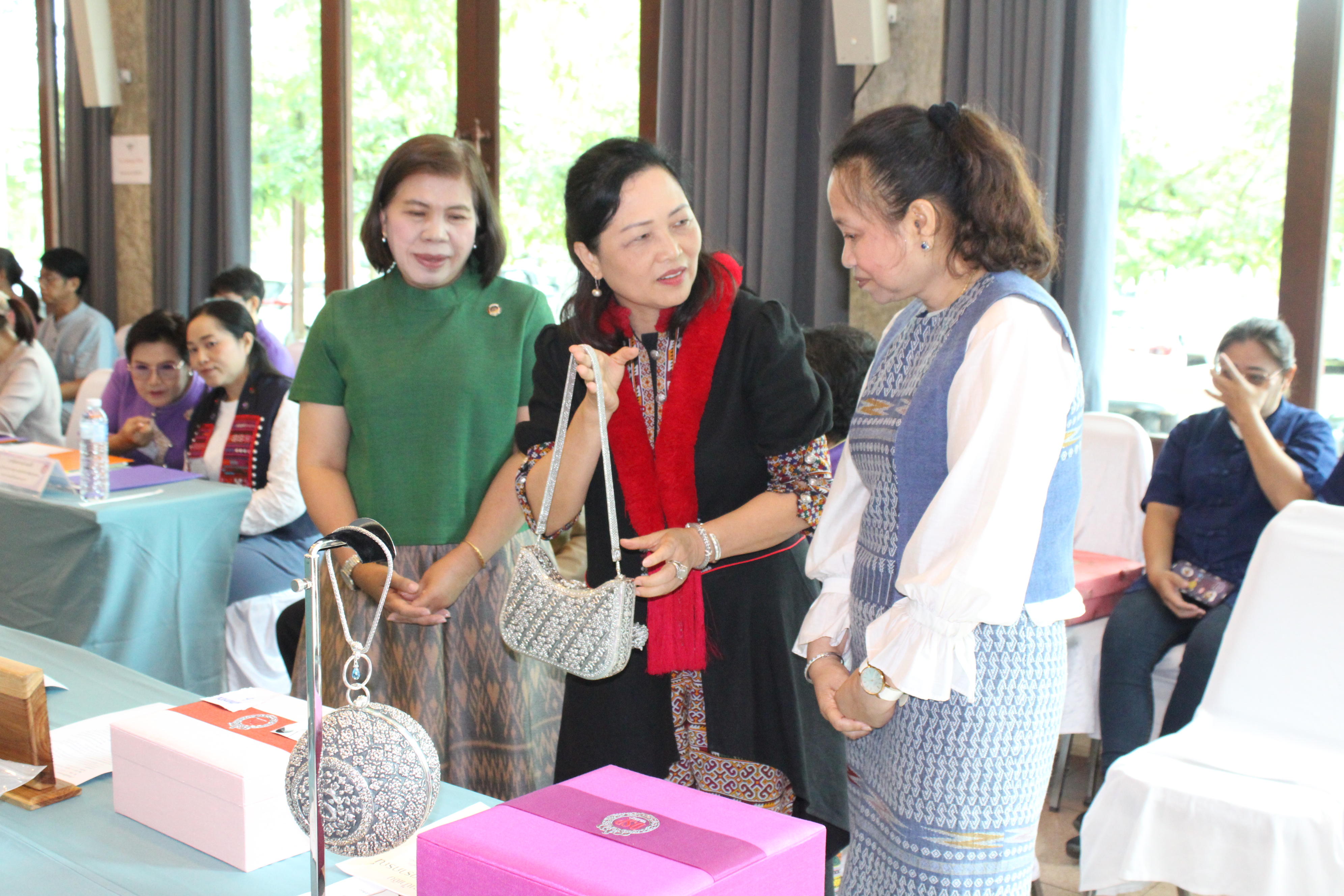 จังหวัดน่าน จัดกิจกรรมประกวดผ้าลายพระราชทาน “ผ้าลายศิริราชพัสตราภรณ์” และงานหัตถกรรมระดับจังหวัด ประจำปี 2568