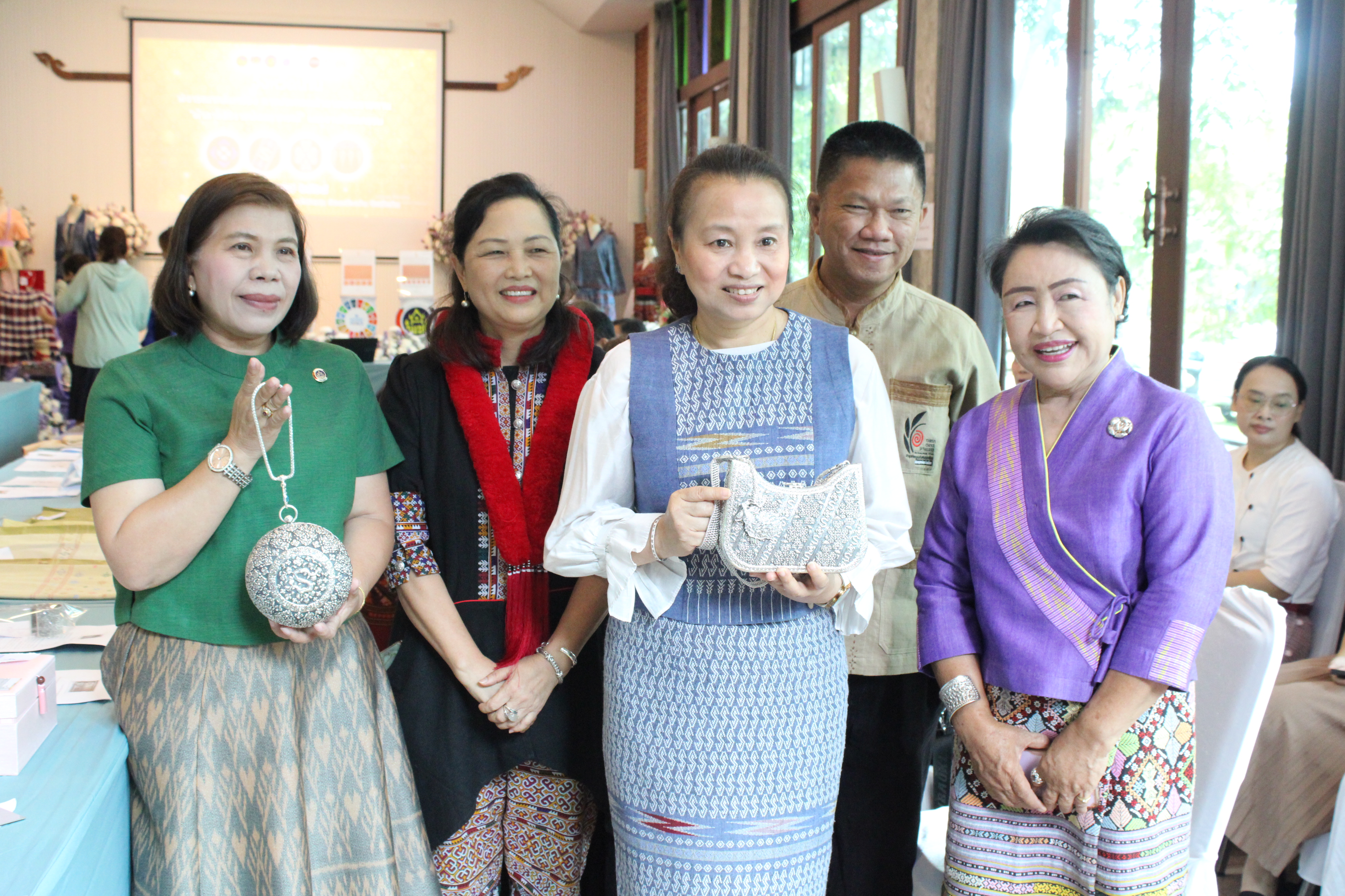 จังหวัดน่าน จัดกิจกรรมประกวดผ้าลายพระราชทาน “ผ้าลายศิริราชพัสตราภรณ์” และงานหัตถกรรมระดับจังหวัด ประจำปี 2568