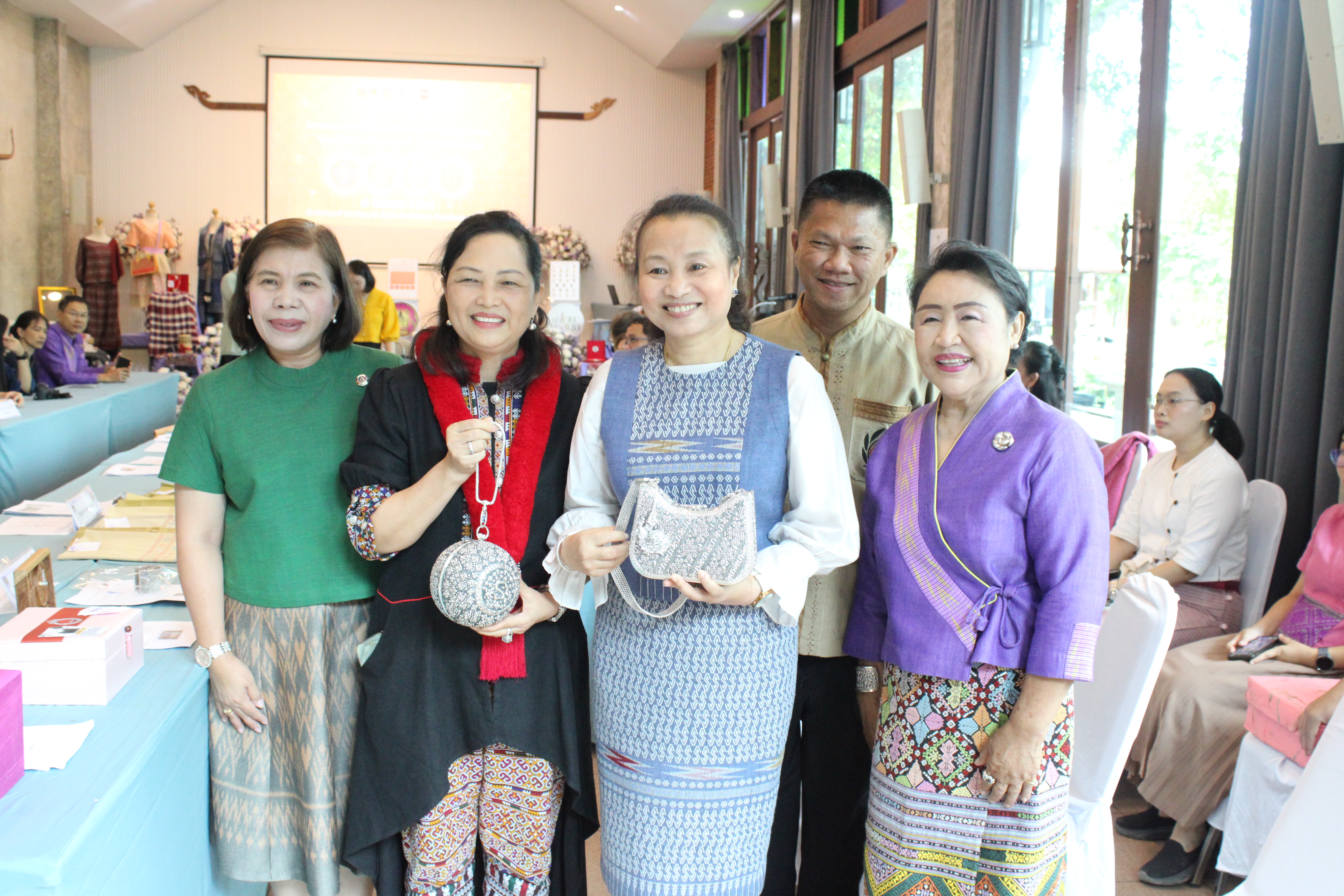 จังหวัดน่าน จัดกิจกรรมประกวดผ้าลายพระราชทาน “ผ้าลายศิริราชพัสตราภรณ์” และงานหัตถกรรมระดับจังหวัด ประจำปี 2568