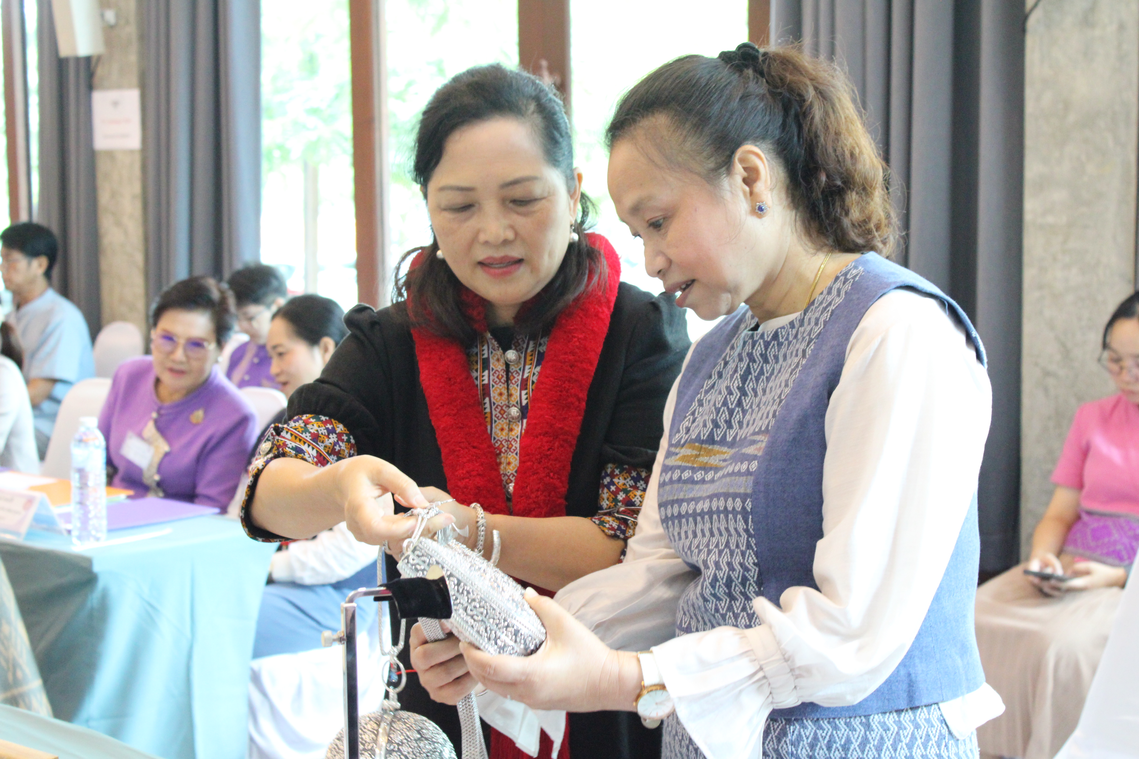 จังหวัดน่าน จัดกิจกรรมประกวดผ้าลายพระราชทาน “ผ้าลายศิริราชพัสตราภรณ์” และงานหัตถกรรมระดับจังหวัด ประจำปี 2568