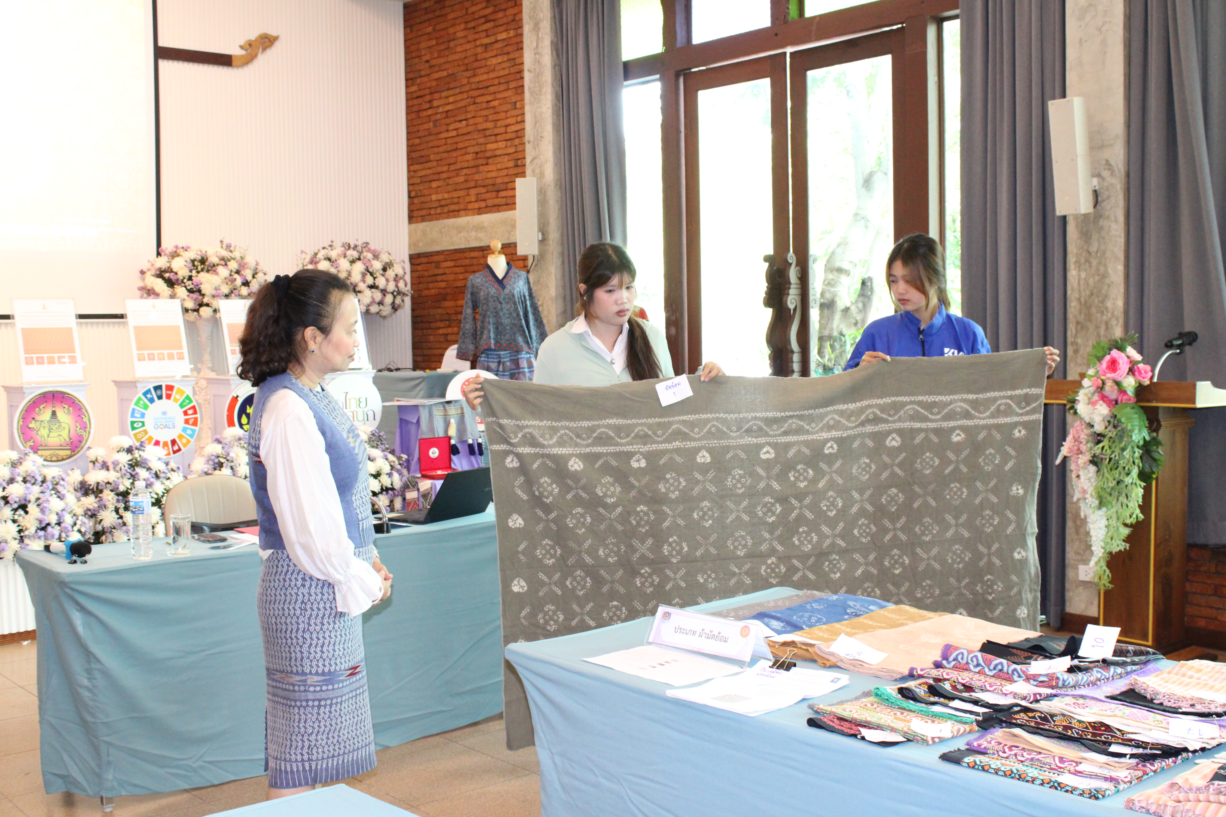 จังหวัดน่าน จัดกิจกรรมประกวดผ้าลายพระราชทาน “ผ้าลายศิริราชพัสตราภรณ์” และงานหัตถกรรมระดับจังหวัด ประจำปี 2568