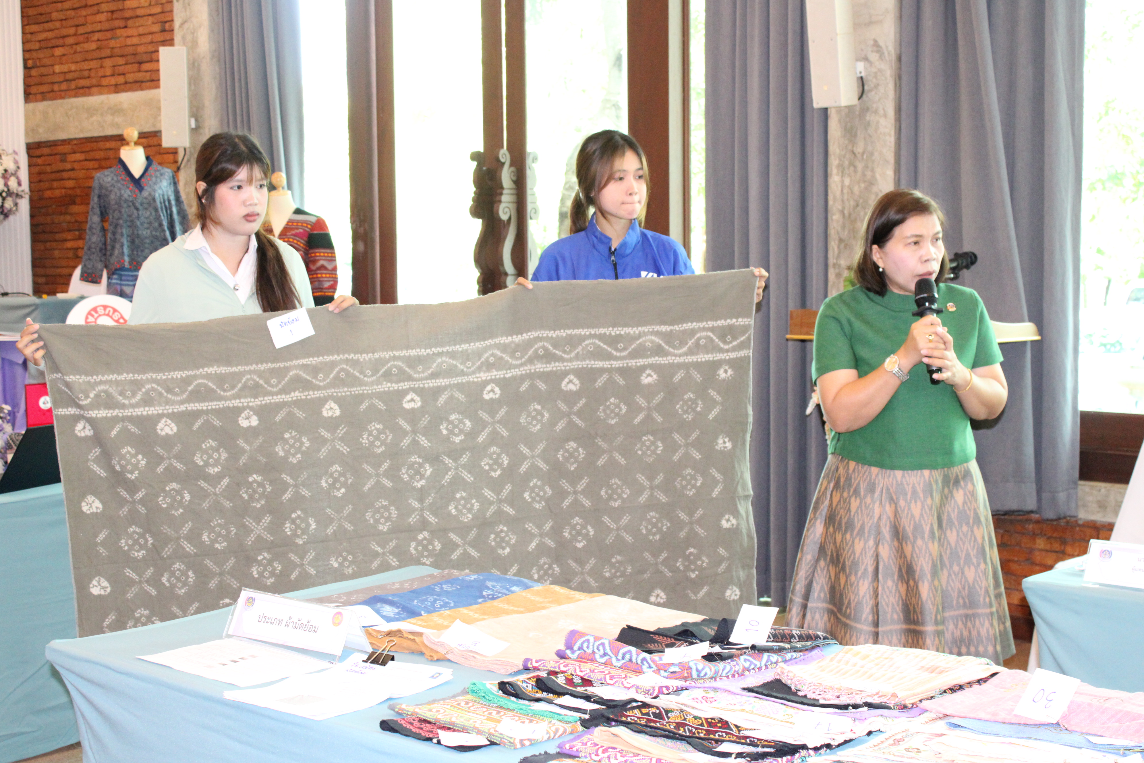 จังหวัดน่าน จัดกิจกรรมประกวดผ้าลายพระราชทาน “ผ้าลายศิริราชพัสตราภรณ์” และงานหัตถกรรมระดับจังหวัด ประจำปี 2568