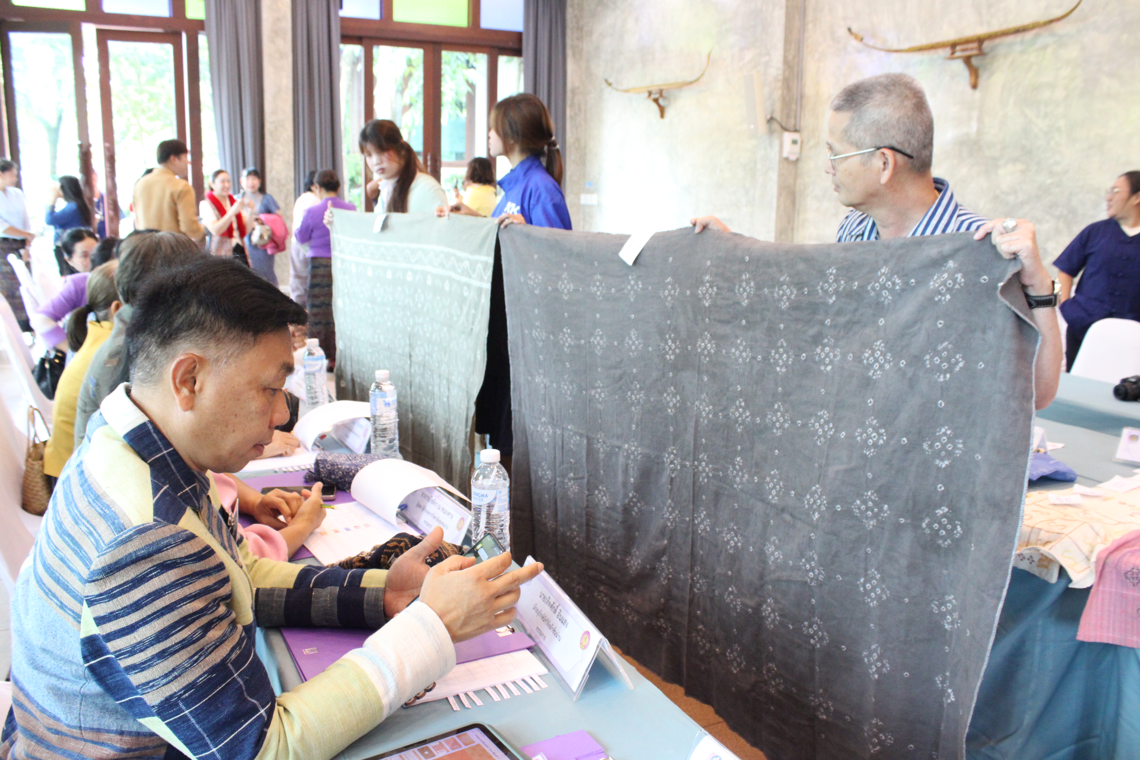 จังหวัดน่าน จัดกิจกรรมประกวดผ้าลายพระราชทาน “ผ้าลายศิริราชพัสตราภรณ์” และงานหัตถกรรมระดับจังหวัด ประจำปี 2568