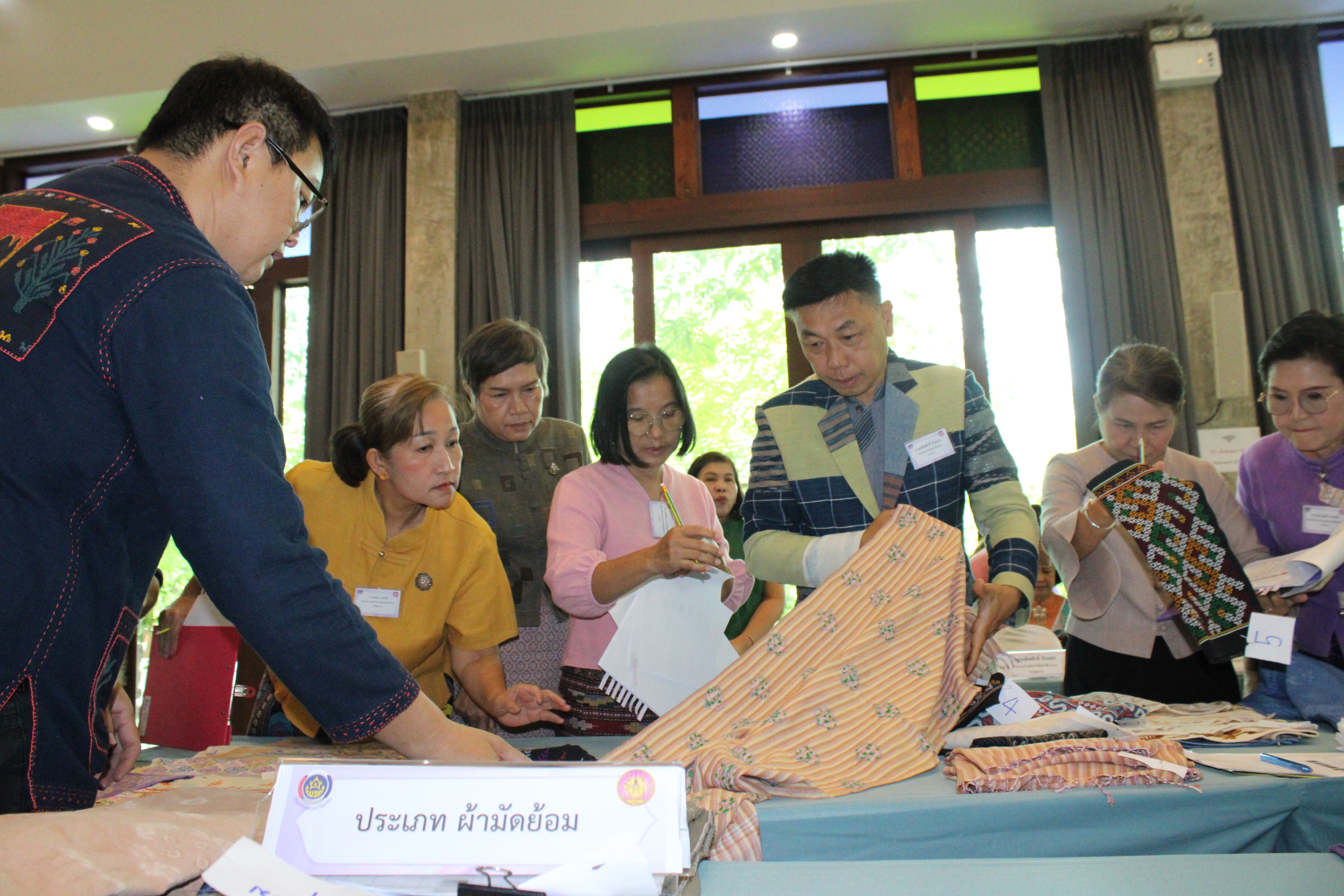 จังหวัดน่าน จัดกิจกรรมประกวดผ้าลายพระราชทาน “ผ้าลายศิริราชพัสตราภรณ์” และงานหัตถกรรมระดับจังหวัด ประจำปี 2568