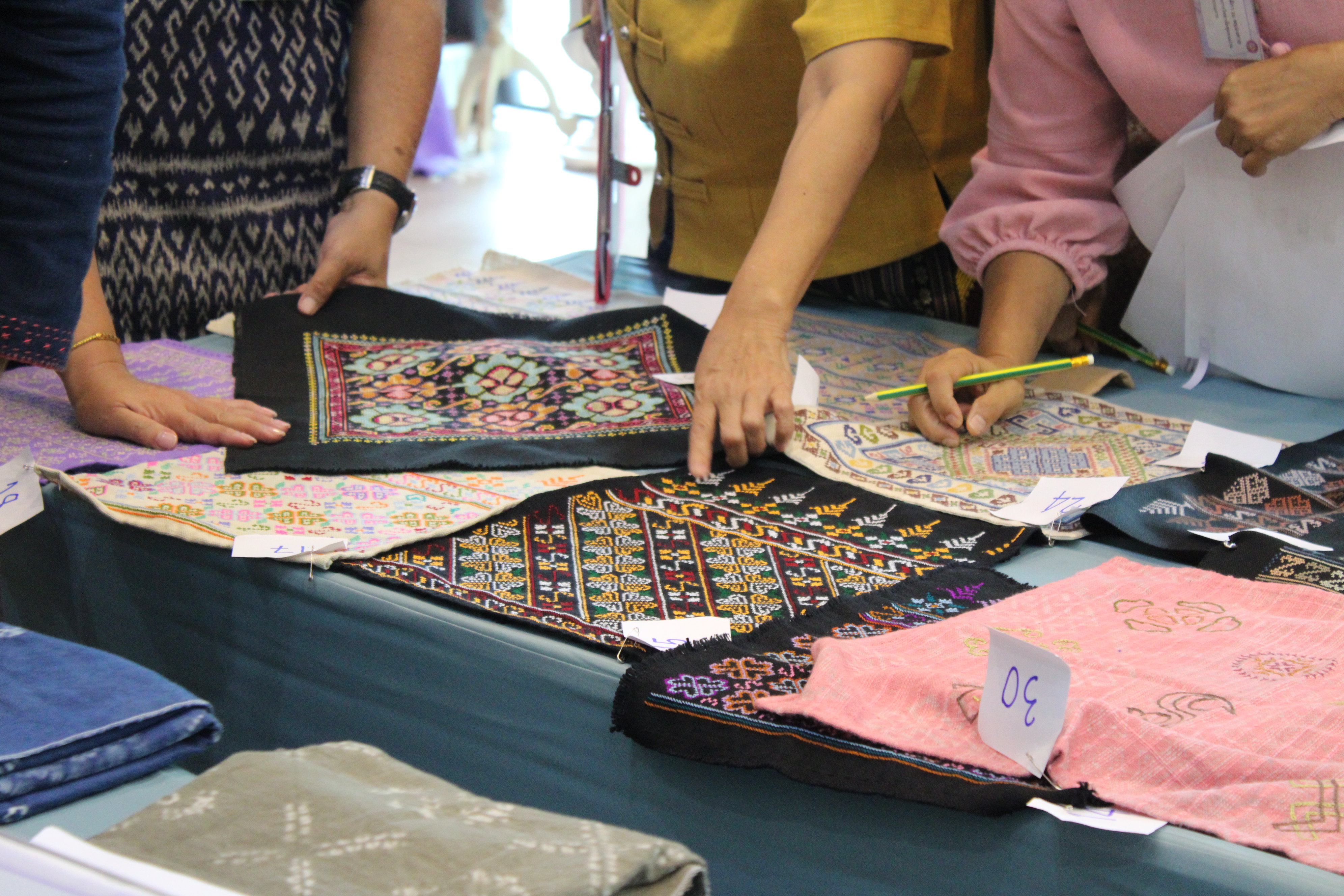 จังหวัดน่าน จัดกิจกรรมประกวดผ้าลายพระราชทาน “ผ้าลายศิริราชพัสตราภรณ์” และงานหัตถกรรมระดับจังหวัด ประจำปี 2568