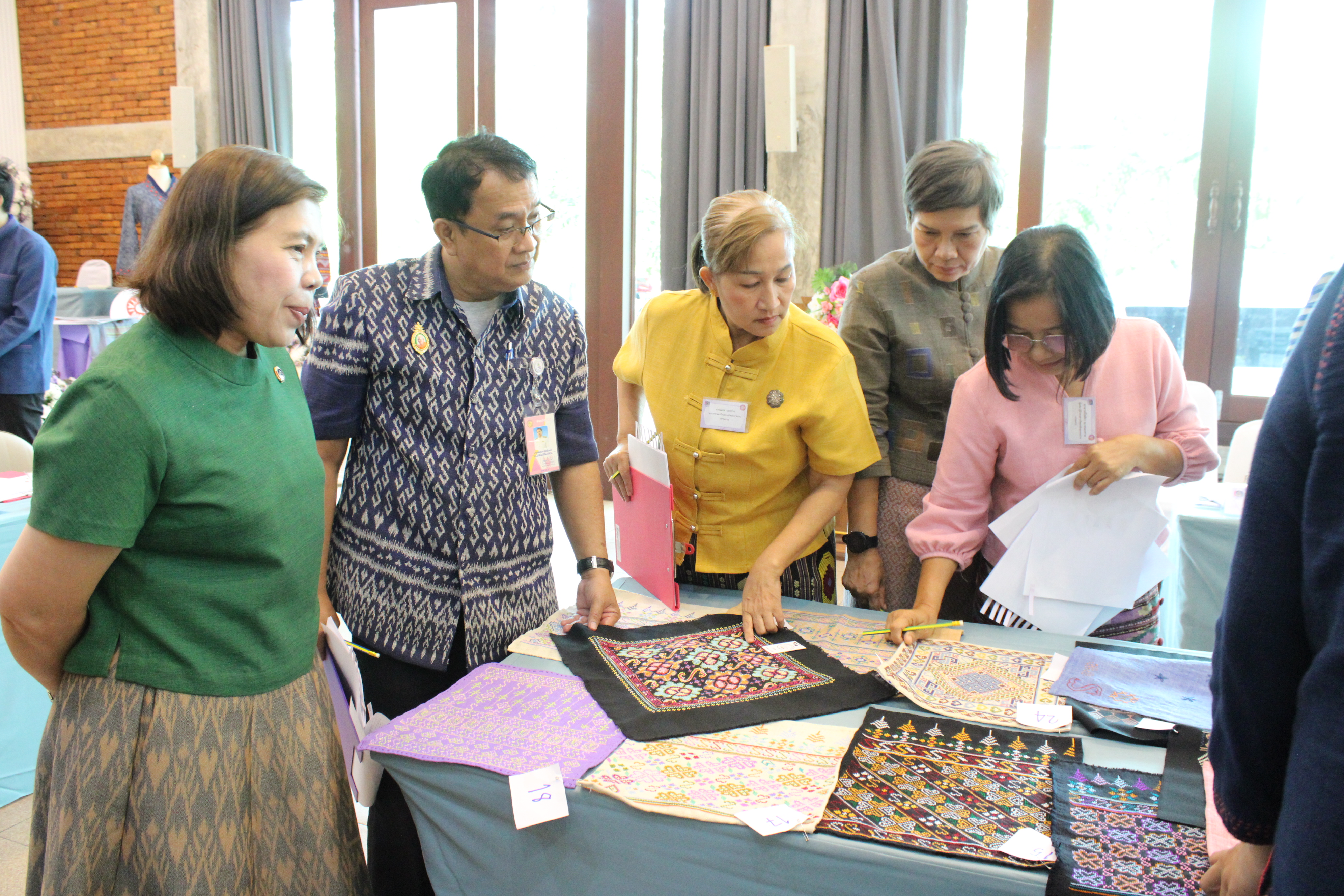 จังหวัดน่าน จัดกิจกรรมประกวดผ้าลายพระราชทาน “ผ้าลายศิริราชพัสตราภรณ์” และงานหัตถกรรมระดับจังหวัด ประจำปี 2568